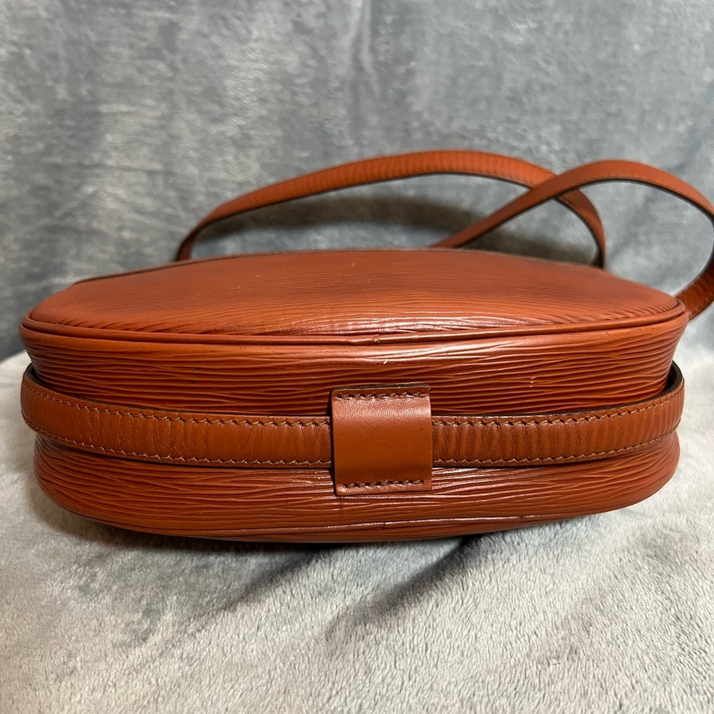 LOUIS VITTON EPI Jeune Fille Epi Crossbody in Kenyan Fawn color - Picture 9 of 16